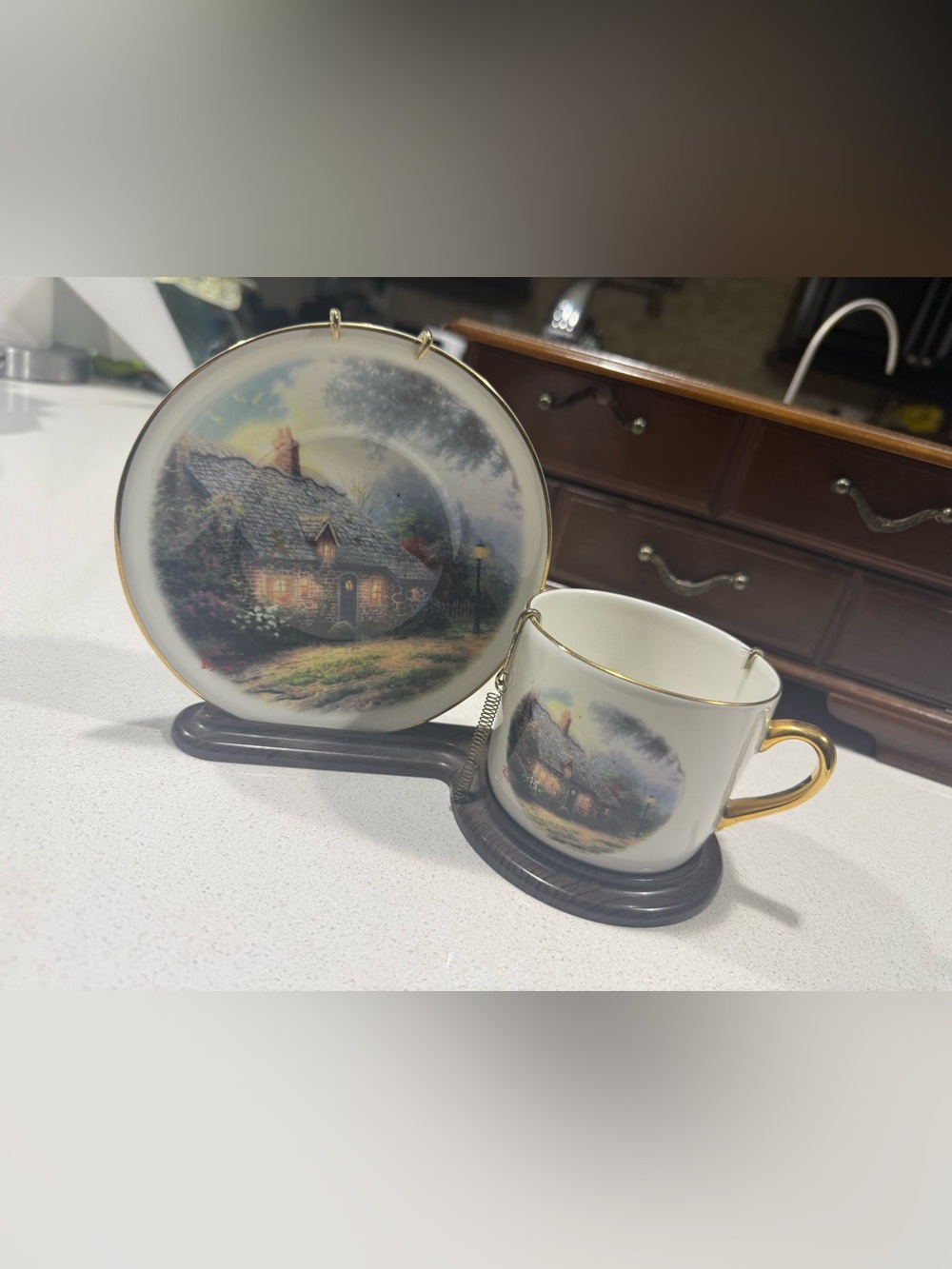 Thomas kinkade moonlight cottage cup and plate set with stand